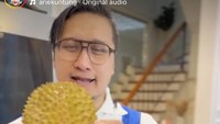 Bersama teman-teman satu gengnya, Arie Untung pun terlihat menikmati buah durian yang sedap nih. Foto: Instagram @ariekuntung