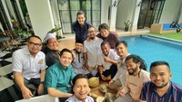 Bapak 3 anak itu sempat menikmati durian Musangking bersama teman-temannya. Tidak hanya satu dua durian, tetapi ada saty box durian Musangkinh yang mereka nikmati. Foto: Instagram @ariekuntung