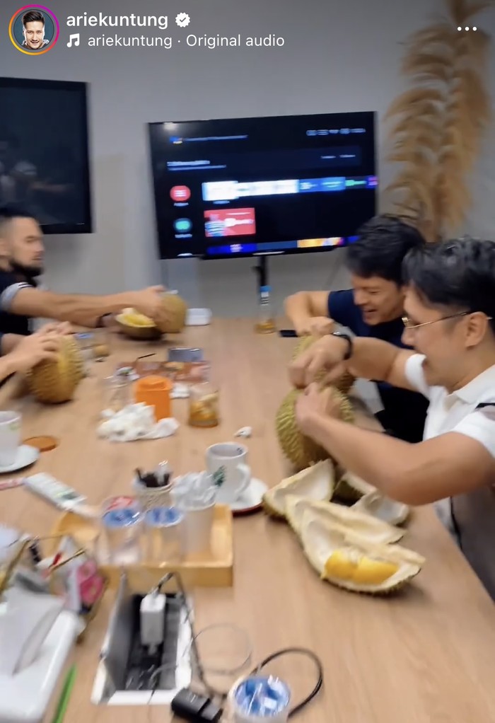 Keseruan Arie Untung Saat Makan Bareng Istri hingga Cicip Durian Bareng Teman
