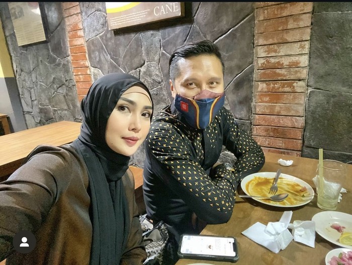 Keseruan Arie Untung Saat Makan Bareng Istri hingga Cicip Durian Bareng Teman