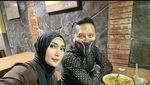 Keseruan Arie Untung Saat Makan Bareng Istri hingga Cicip Durian Bareng Teman