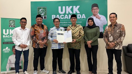 Ketua Desk Pilkada DPP PKB Abdul Halim Iskandar menyerahkan rekomendasi kepada Mohan Roliskana untuk maju Pilwalkot Mataram, Senin (15/7/2024). (Dok. PKB NTB)