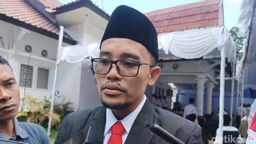 Ketua KPU Lombok Tengah, Hendri Harliawan, saat ditemui awak media di kantornya. (Edi Suryansyah/detikBali)