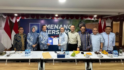 Ketua Umum PAN Zulkifli Hasan menyerahkan rekomendasi kepada Lalu Muhamad Iqbal-Indah Dhamayanti Putri (Iqbal-Dinda) untuk Pilgub NTB 2024 di Jakarta, Senin (15/7/2024). (Dok. DPW PAN NTB)