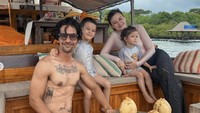 Liburan ke Bali, terlihat momen keluarga kecil Kimberly dan Edward naik kapal phinisi. Mereka memesan es kelapa yang masih disajikan dengan batoknya untuk menumpas cuaca panas. Foto: Instagram kimbrlyryder