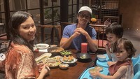 Bali sepertinya jadi tempat wisata favorit Kimberly, Edward, dan 2 anaknya. Saat menginap di Legian, mereka menikmati sushi sebagai menu makan malam. Foto: Instagram kimbrlyryder