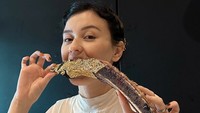 Kakak Natasha Ryder ini memperingati ulang tahun adik dan ibunya dengan makan bersama di restoran steak. Salah satu menunya adalah daging berlapis edible gold yang mewah ini! Foto: Instagram kimbrlyryder