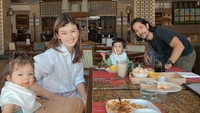 Here’s to many more family adventures and good food in 2023! tulis Kimberly dalam keterangan foto yang diunggah pada 1 Januari 2023. Terlihat ia sedang menghabiskan waktu makan bersama suami dan dua anaknya. Foto: Instagram kimbrlyryder