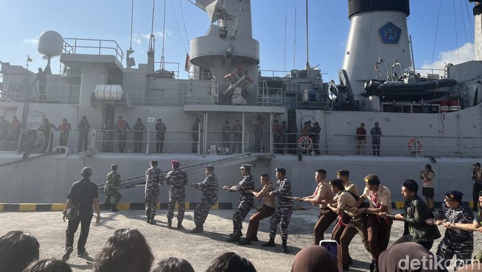 KRI Ahmad Yani-351 saat bersandar di Pelabuhan Benoa, Bali dalam rangka Operasi Trisila-24 Tahap 3, Senin (15/7/2024). (Ida Bagus Putu Mahendra/detikBali)