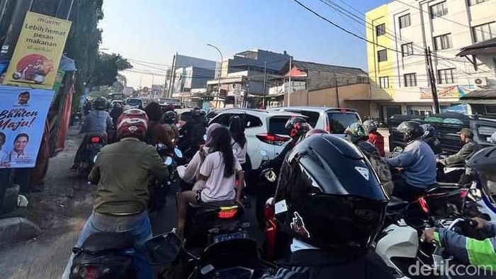 Kemacetan Ekstrem di Jalan Cokroaminoto, Ciledug: Akibat Protes dan Pemicu di Baliknya