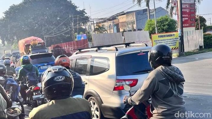 Lalu lintas di Jalan Haji Omar Said (HOS) Cokroaminoto, Ciledug, Kota Tangerang, macet parah pada pagi tadi. Warganet ramai menyampaikan protes atas macet panjang yang terjadi. (dok Pribadi/Kartika)