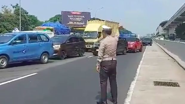 Lalu lintas di Tol Jagorawi Km 8+200 arah Jakarta dilaporkan padat pada siang ini. Kepadatan terjadi karena hebel muatan truk bercecer di jalan. (dok X TMCPoldaMetro)
