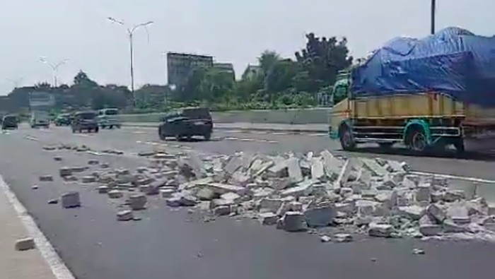 Lalu lintas di Tol Jagorawi Km 8+200 arah Jakarta dilaporkan padat pada siang ini. Kepadatan terjadi karena hebel muatan truk bercecer di jalan. (dok X TMCPoldaMetro)