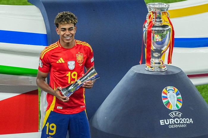14 July 2024, Berlin: Soccer: European Championship, Spain - England, final round, final, Olympiastadion Berlin, Spains Lamine Yamal with the trophy for the best young player of the tournament. Photo: Michael Kappeler/dpa (Photo by Michael Kappeler/picture alliance via Getty Images)