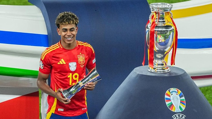 14 July 2024, Berlin: Soccer: European Championship, Spain - England, final round, final, Olympiastadion Berlin, Spains Lamine Yamal with the trophy for the best young player of the tournament. Photo: Michael Kappeler/dpa (Photo by Michael Kappeler/picture alliance via Getty Images)