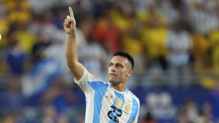 Argentinas Lautaro Martínez celebrates scoring his sides opening goal against Colombia during the Copa America final soccer match in Miami Gardens, Fla., Sunday, July 14, 2024. (AP Photo/Julio Cortez)