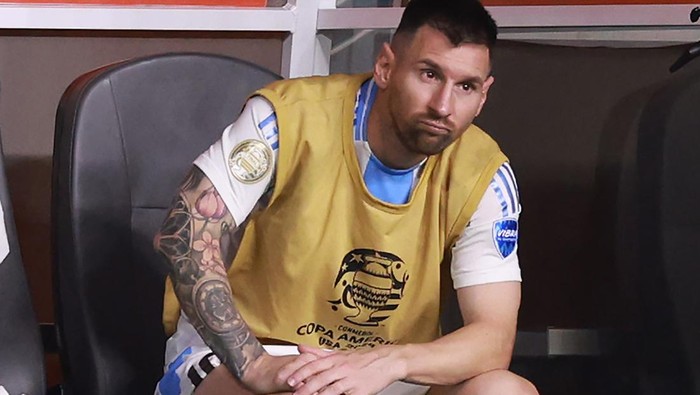 MIAMI GARDENS, FLORIDA - JULY 14: Lionel Messi of Argentina watches the actions from the bench after leaving the pitch with an injury during the CONMEBOL Copa America 2024 Final match between Argentina and Colombia at Hard Rock Stadium on July 14, 2024 in Miami Gardens, Florida. (Photo by Carmen Mandato/Getty Images)