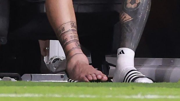 Lionel Messi, final Copa America 2024, Argentina vs Kolombia MIAMI GARDENS, FLORIDA - JULY 14: Lionel Messi of Argentina watches the actions from the bench after leaving the pitch with an injury during the CONMEBOL Copa America 2024 Final match between Argentina and Colombia at Hard Rock Stadium on July 14, 2024 in Miami Gardens, Florida. (Photo by Carmen Mandato/Getty Images)