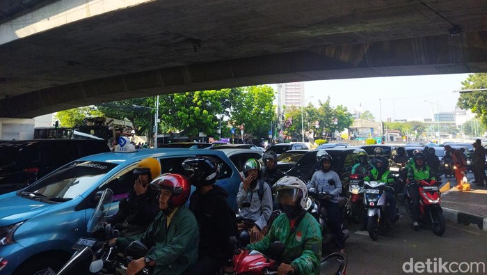 Kemacetan Pagi Menerjang Kolong Flyover Kuningan untuk Para Komuter