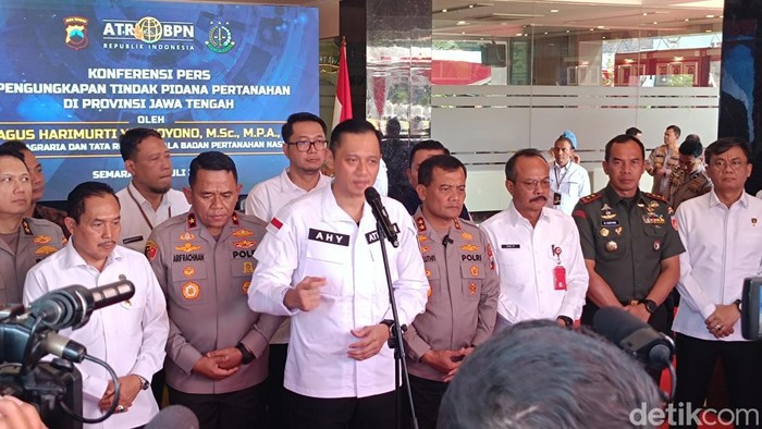 Menteri ATR/BPN Agus Harimurty Yudhoyono atau AHY saat melakukan jumpa pers di Mapolda Jateng, Jalan Pahlawan, Semarang, Senin (15/7/2024).