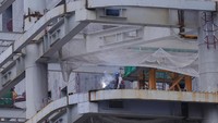 Pekerja menyelesaikan pembangunan di gedung yang sedang dibangun di Kawasan Pusat Bisnis (CBD) Beijing, China, Minggu (14/7/2024). CBD Beijing menempati kawasan seluas 399 hektar di Distrik Chaoyang, sebelah Timur Ibukota Tiongkok tersebut.