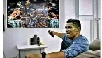 Meme Ronaldo cuma bisa nonton Messi juara bersama Argentina. Foto: X