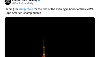 Geudng Empire State Building di New York pun bersinar dengan warna bendera Argentina. Foto: Twitter