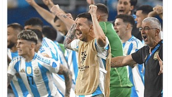 Reaksi Lionel Messi usai peluit tanda pertandingan berakhir berbunyi. Foto: Twitter