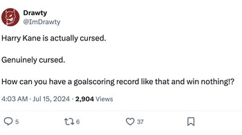 Harry Kane dikutuk. Benar-benar dikutuk. Bagaimana mungkin dengan rekor gol seperti itu tapi tetap tidak menang apa-apa? tulis akun ini. Foto: Twitter