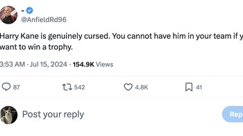 Harry Kane sungguh dikutuk. Kalian tidak bisa memilikinya di tim jika ingin memenangkan trofi, tulis netizen ini. Foto: Twitter