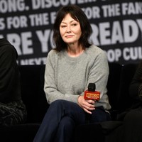 Shannen Doherty menyampaikan hal mengharukan dalam podcast-nya yang berjudul Let’s Be Clear’ pada April 2024, tiga bulan sebelum kematiannya. Dia mengaku tengah mempersiapkan diri menghadapi kematiannya. Shannen mulai menyortir barang-barangnya untuk didonasikan atau dijual, termasuk barang-barang antiknya yang dikumpulkannya selama bertahun-tahun. Foto: Getty Images/Aaron Rapoport