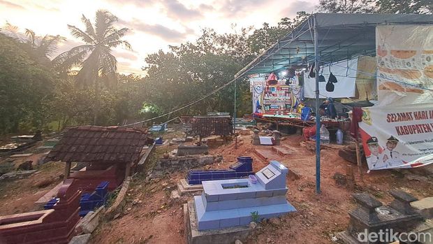 Makam warga yang dijaga karena meninggal pada Selasa Kliwon di Giriwoyo Wonogiri.