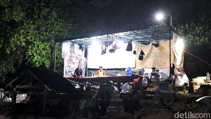 Makam warga yang dijaga karena meninggal pada Selasa Kliwon di Giriwoyo Wonogiri.