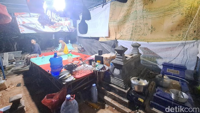 Makam warga yang dijaga karena meninggal pada Selasa Kliwon di Giriwoyo Wonogiri.