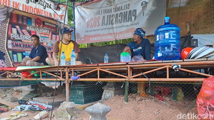 Makam warga yang dijaga karena meninggal pada Selasa Kliwon di Giriwoyo Wonogiri.
