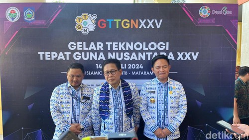 Mendes PDT  Abdul Halim Iskandar (tengah) bersama Pj Gubernur NTB Mayjen Purn Hassanudin usai membuka acara TTGN XXV di Mataram pada Senin (15/7/2024).