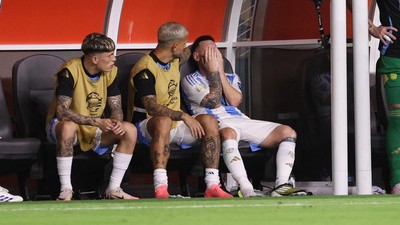 Tangis Kesakitan Messi di Bangku Cadangan
