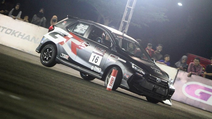Di Kejurnas MLDSPOT Autokhana, Adrianza Yunial tampil sip bersama Toyota Gazoo Racing Indonesia (TGRI). Dia menjadi yang tercepat di Sirkuit MPP Sidoarjo.