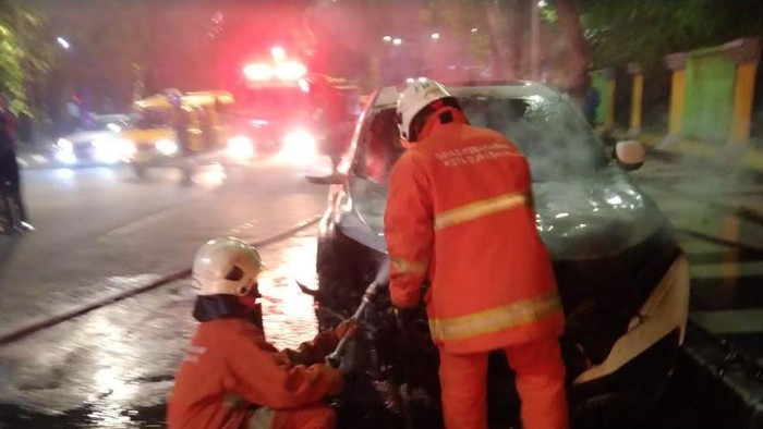 Mobil terbakar di Surabaya Honda CR-V