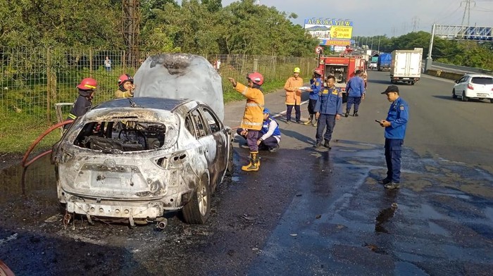 Satu unit mobil Mazda 5 bernopol B-1119-NJK terbakar di Tol Jagorawi Km 44, Kabupaten Bogor, Jawa Barat, enin (15/7/2024) sore. Mobil tersebut terbakar diduga karena korsleting.