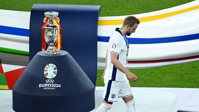 Momen Harry Kane Tertunduk di Samping Trofi Piala Eropa