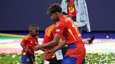 Momen Lamine Yamal Rayakan Gelar Juara Bersama Saudara Ciliknya