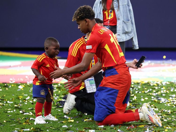 Momen Lamine Yamal Rayakan Gelar Juara Bersama Saudara Ciliknya