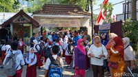 Para wali murid nampak mengantarkan sejumlah siswa baru di SDN 1 Kaliasin Surabaya.