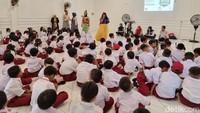 Para tokoh ini merupakan inisiatif guru-guru yang berpakaian unik. Para guru dan kepala sekolah SDN Kaliasin 1 Surabaya menggunakan kostum dari tokoh nasional hingga karakter film.