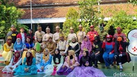 Karakter yang dipakai guru-guru bermacam-macam. Ada tokoh Krisna, Rama dan Sinta, Pak Raden, Naruto, Iron Man, Hulk, Spiderman, Batman, Super Mario, Princess, Cinderella, Snow White, Marsha and The Bear, Elsa dan Anna Frozen hingga Aladdin.