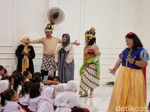 Gaya Unik Para Guru SD di Surabaya Sambut Siswa Baru