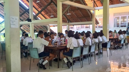 Siswa SMA Bali Mandara mengikuti MPLS, Senin (15/7/2024).