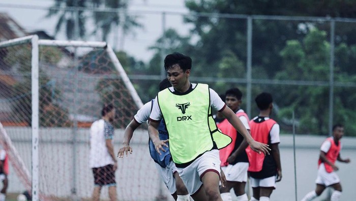 Muhammad Arham Darmawan berlatih bersama skuad PSM Makassar di Stadion Kalegowa.