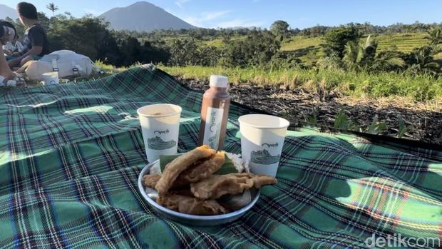 Drinking coffee on Jalan Subak Bangkyang Sidem, Babahan Village, Penebel District, Tabanan Regency, Bali, Sunday (14/7/2024. (I Nyoman Adhisthaya Sawitra/detikBali)